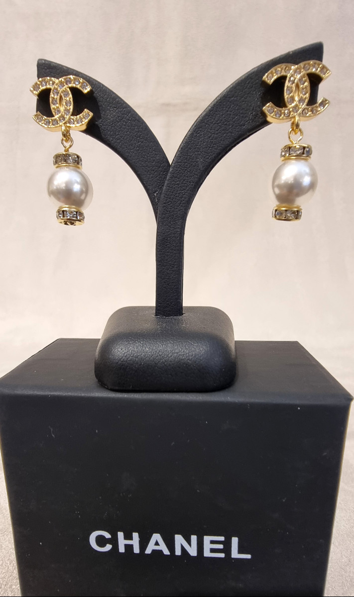 CHANEL Paire de boucles d'oreilles pendants métal doré perles de verre nacrées & cristal