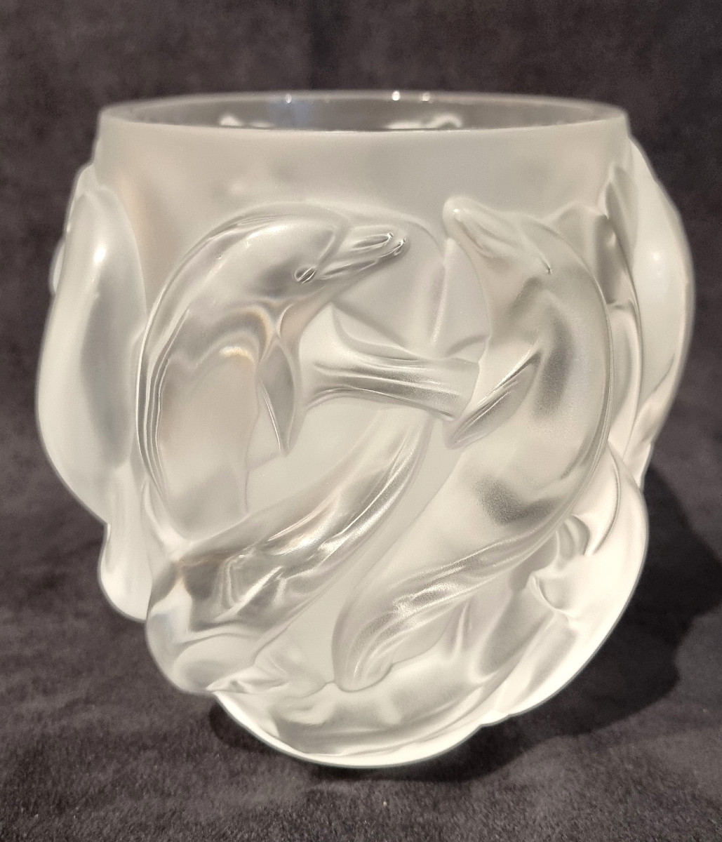 LALIQUE FRANCE Vase Dauphins en cristal  