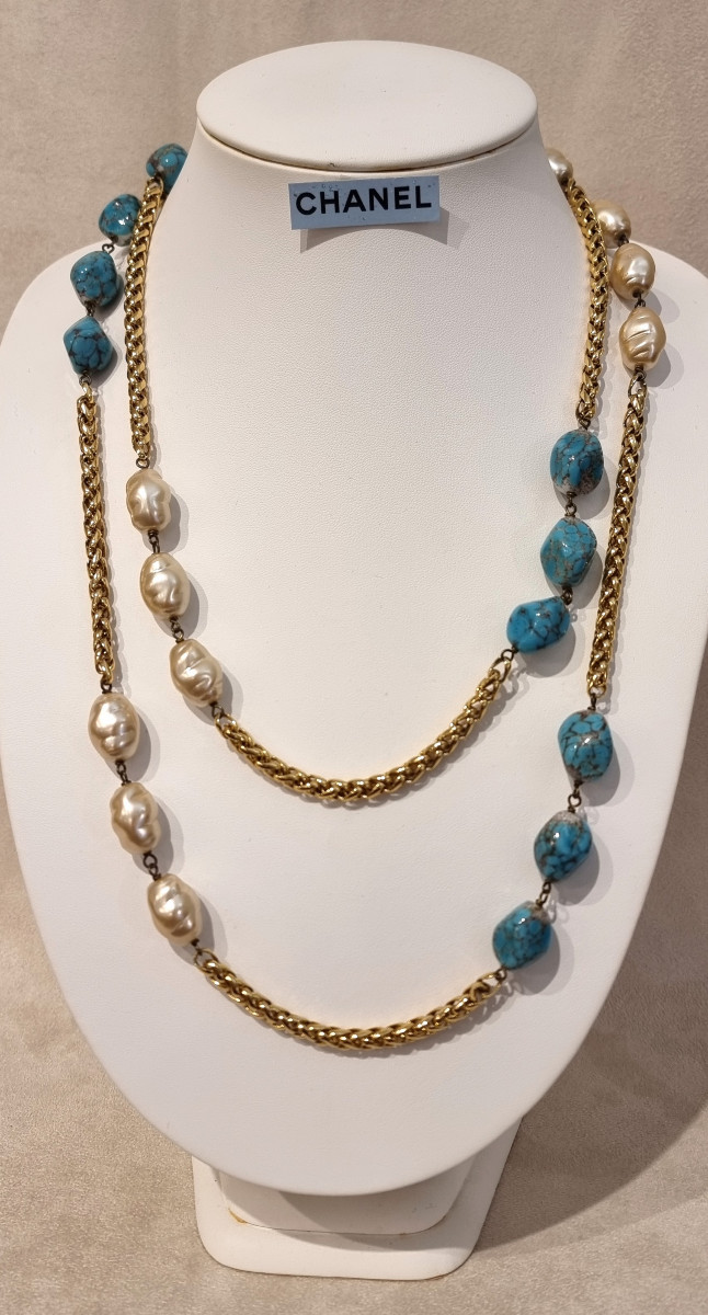 CHANEL COLLIER SAUTOIR en métal doré perles de verre baroques nacrées et bleues Vintage 1980-photo-2