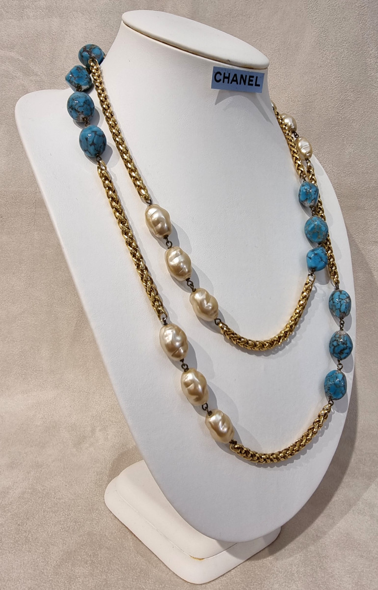CHANEL COLLIER SAUTOIR en métal doré perles de verre baroques nacrées et bleues Vintage 1980-photo-4