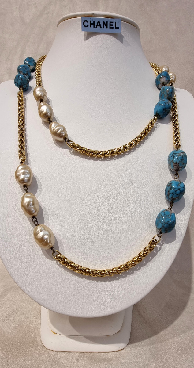 CHANEL COLLIER SAUTOIR en métal doré perles de verre baroques nacrées et bleues Vintage 1980-photo-2