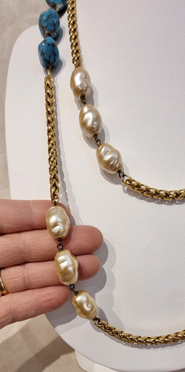 CHANEL COLLIER SAUTOIR en métal doré perles de verre baroques nacrées et bleues Vintage 1980-photo-3