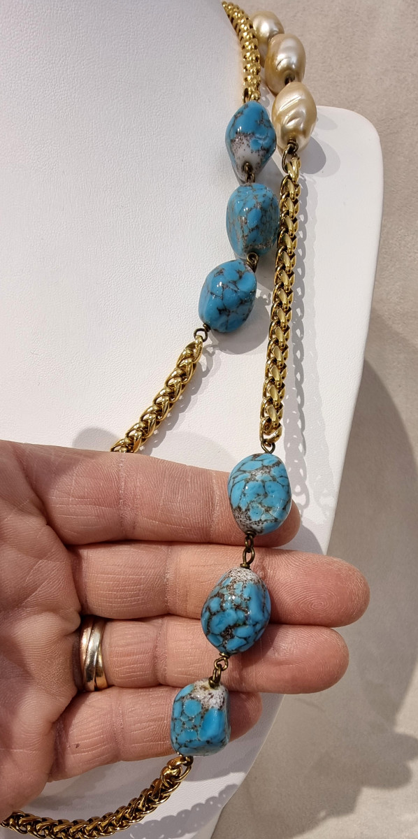 CHANEL COLLIER SAUTOIR en métal doré perles de verre baroques nacrées et bleues Vintage 1980-photo-4