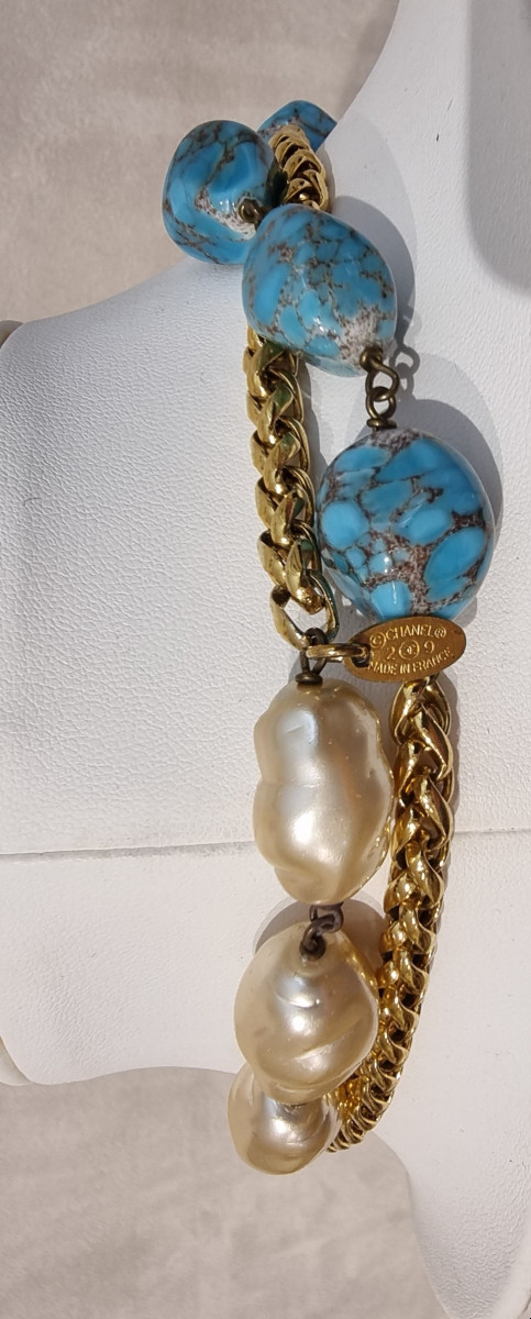 CHANEL COLLIER SAUTOIR en métal doré perles de verre baroques nacrées et bleues Vintage 1980-photo-6