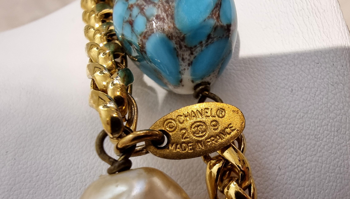 CHANEL COLLIER SAUTOIR en métal doré perles de verre baroques nacrées et bleues Vintage 1980-photo-7