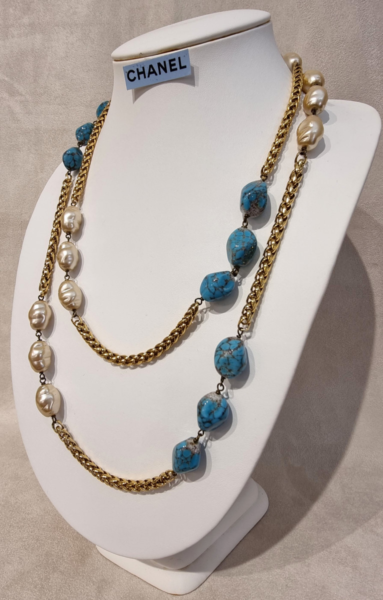 CHANEL COLLIER SAUTOIR en métal doré perles de verre baroques nacrées et bleues Vintage 1980