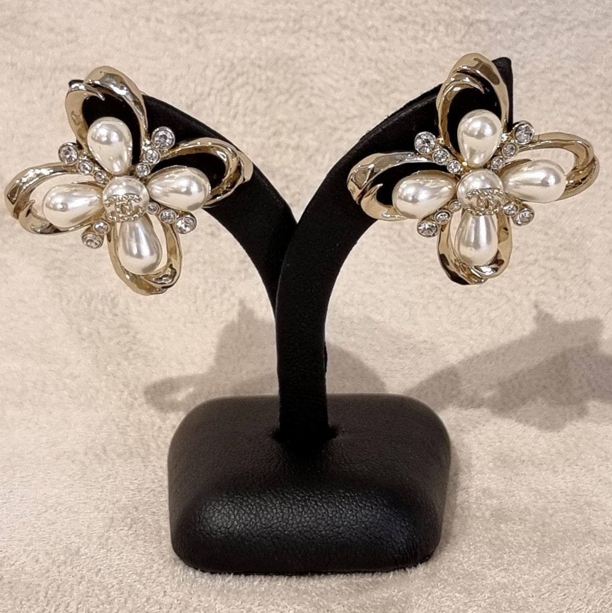 CHANEL Paire de Boucles D'oreilles en métal doré,  perle de verre nacrées et cristal 