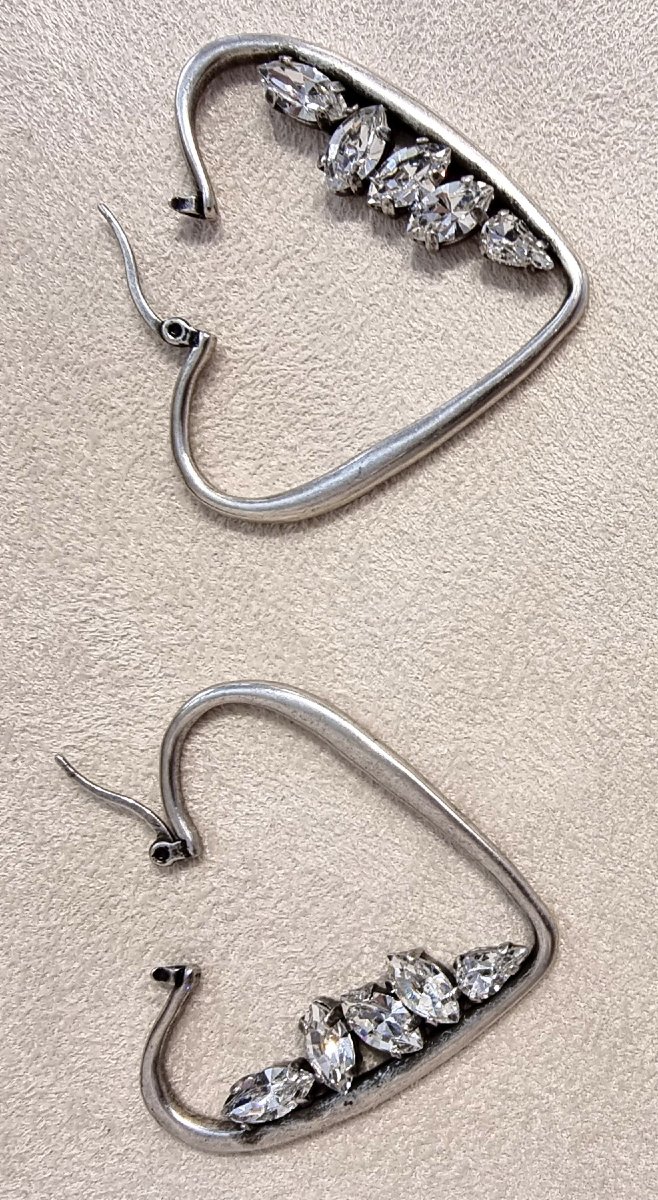 Ysl Yves Saint Laurent Pair Of Heart-shaped Earrings In Patinated Silver-tone Metal And Crystal -photo-3