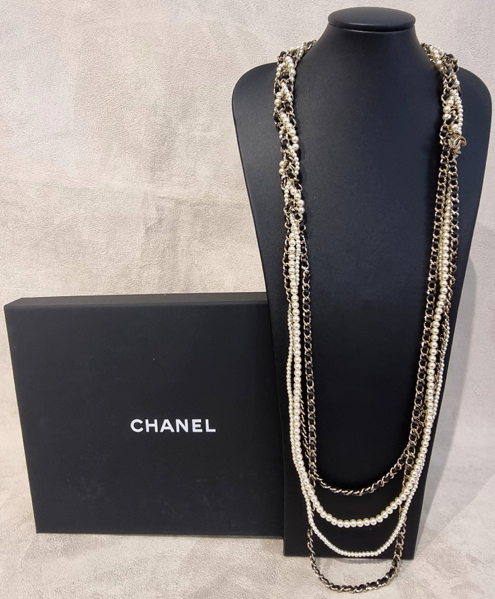 CHANEL SAUTOIR Collier multi rangs  tressés en métal doré perles de verre nacrées  cuir de veau