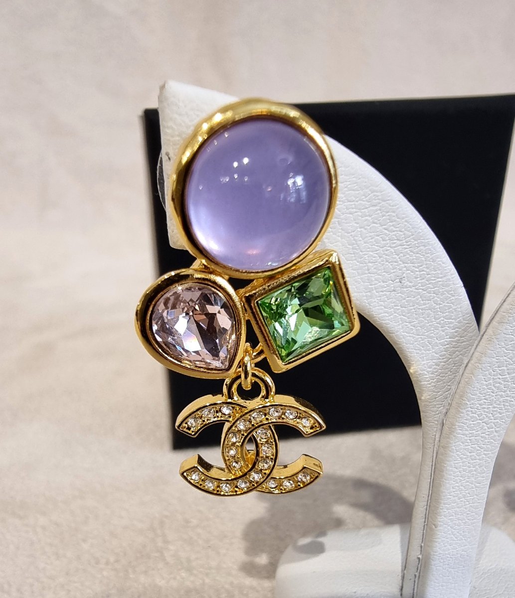 CHANEL Paire de boucles d'oreilles pendants en métal plaqué or & cristal -photo-3