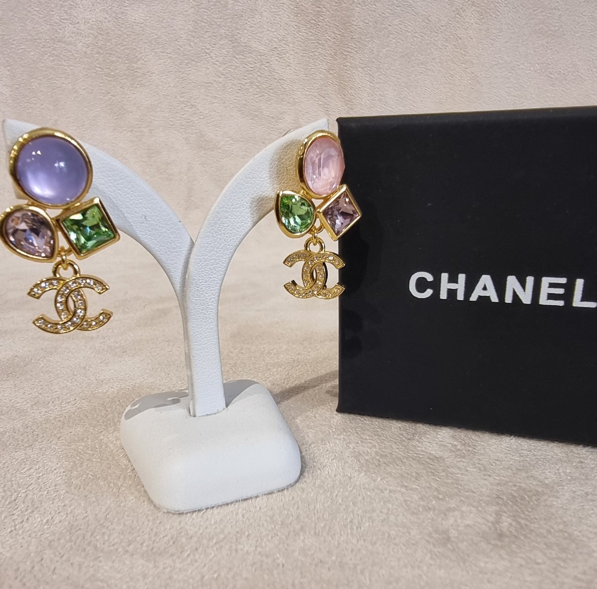 CHANEL Paire de boucles d'oreilles pendants en métal plaqué or & cristal -photo-3