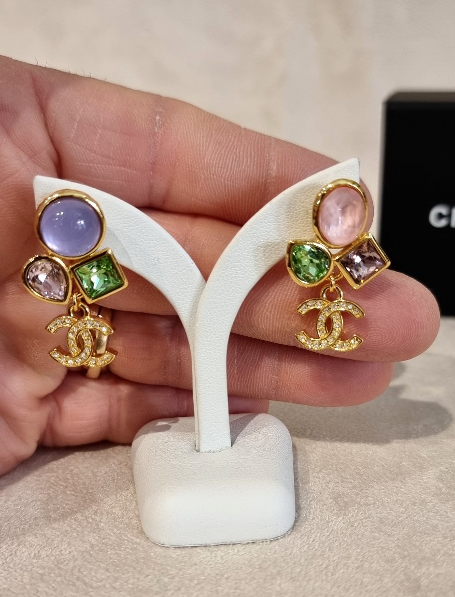 CHANEL Paire de boucles d'oreilles pendants en métal plaqué or & cristal -photo-4