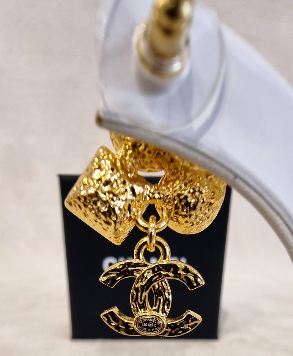 CHANEL Paire de boucles d'oreilles pendants en métal plaqué or & cristal -photo-5