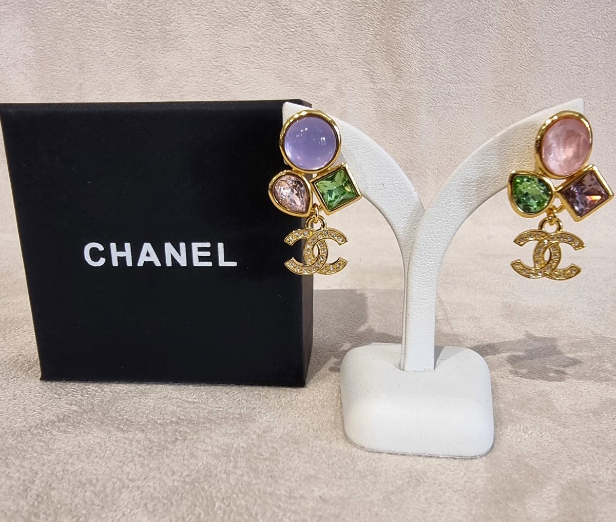 CHANEL Paire de boucles d'oreilles pendants en métal plaqué or & cristal 