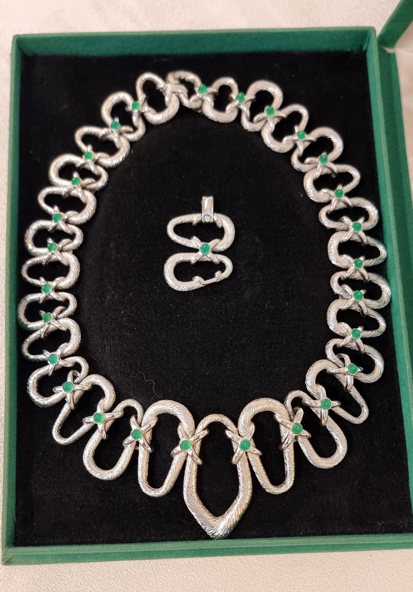 CARVEN PARIS Collier ras de cou en métal argenté et cabochons en cristal couleur émeraude -photo-3