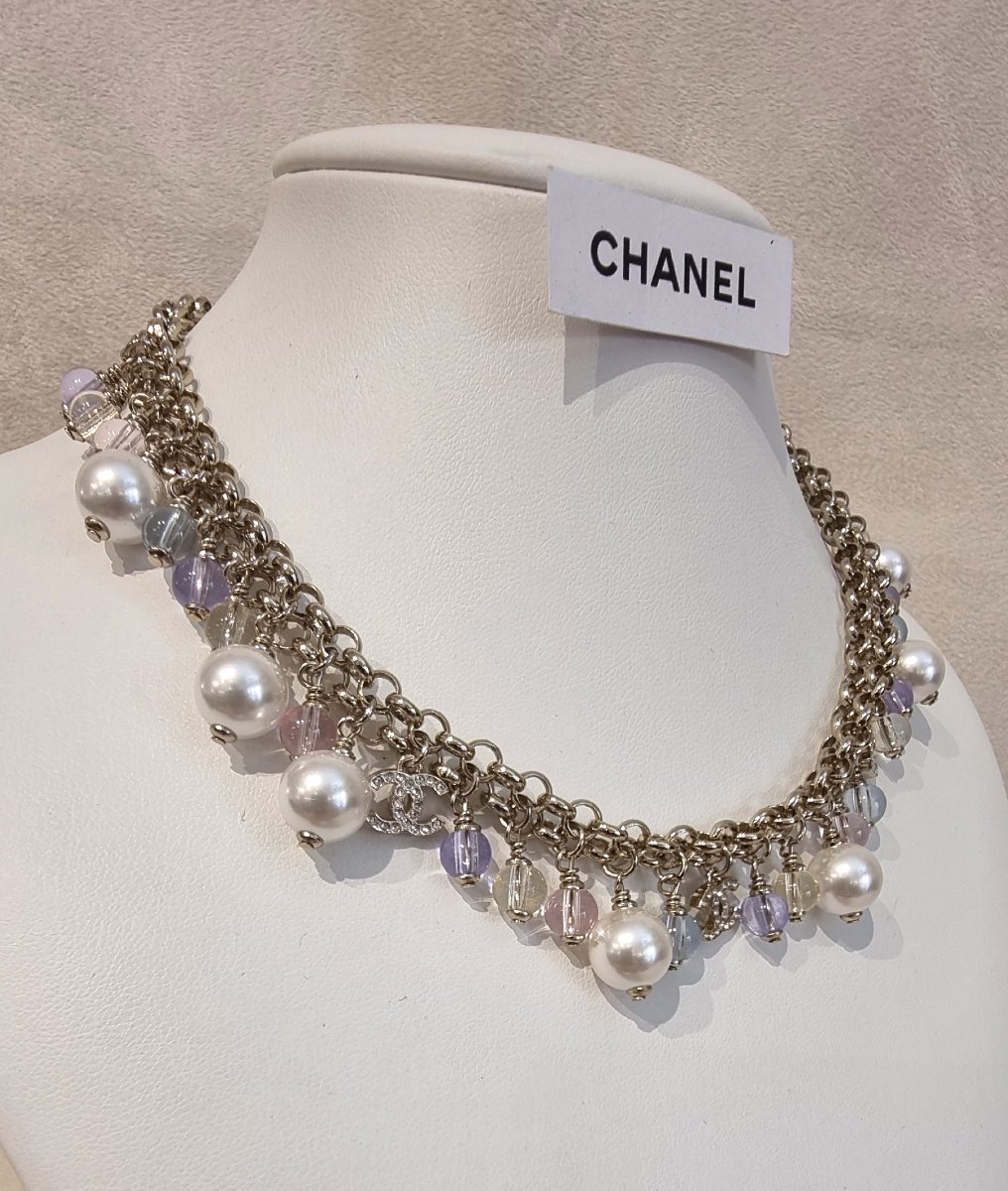 CHANEL Collier Ras de cou en métal doré perles de verre couleurs et double CC en cristal-photo-4