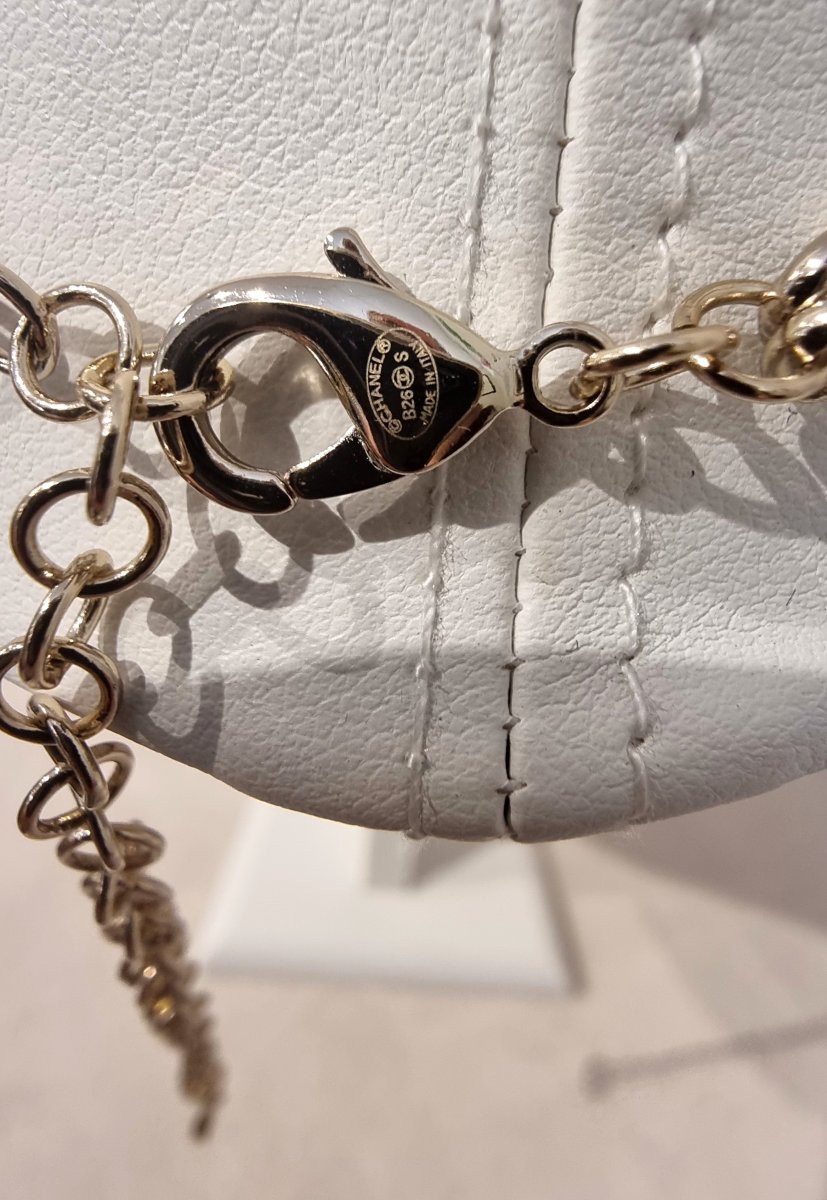CHANEL Collier Ras de cou en métal doré perles de verre couleurs et double CC en cristal-photo-5