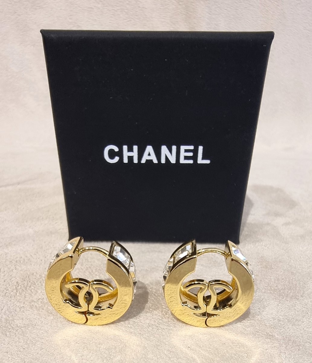 Chanel Pair Of Gold-plated Metal Hoop Earrings With Crystals-photo-4