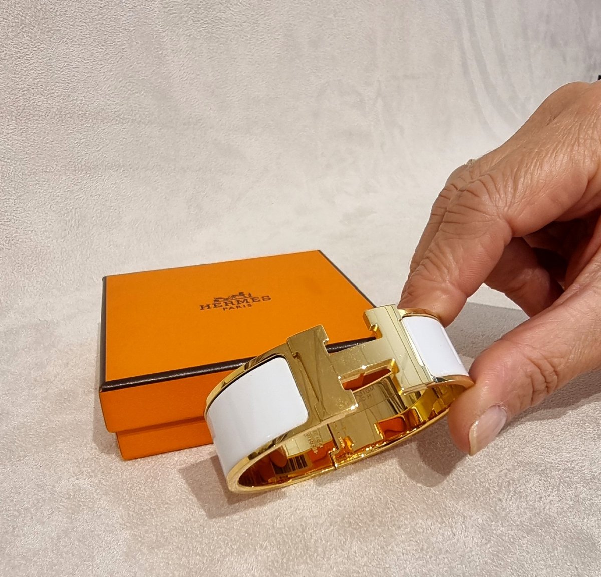 Hermès Clic H Bracelet In Gold-plated Metal And White Enamel -photo-2