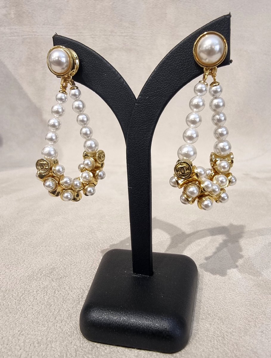 CHANEL Paire de boucles d'oreilles pendants en métal plaqué or et perles de verre nacrées-photo-3