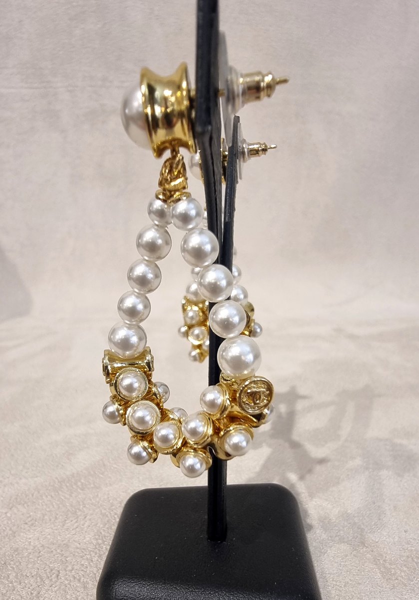 CHANEL Paire de boucles d'oreilles pendants en métal plaqué or et perles de verre nacrées-photo-1