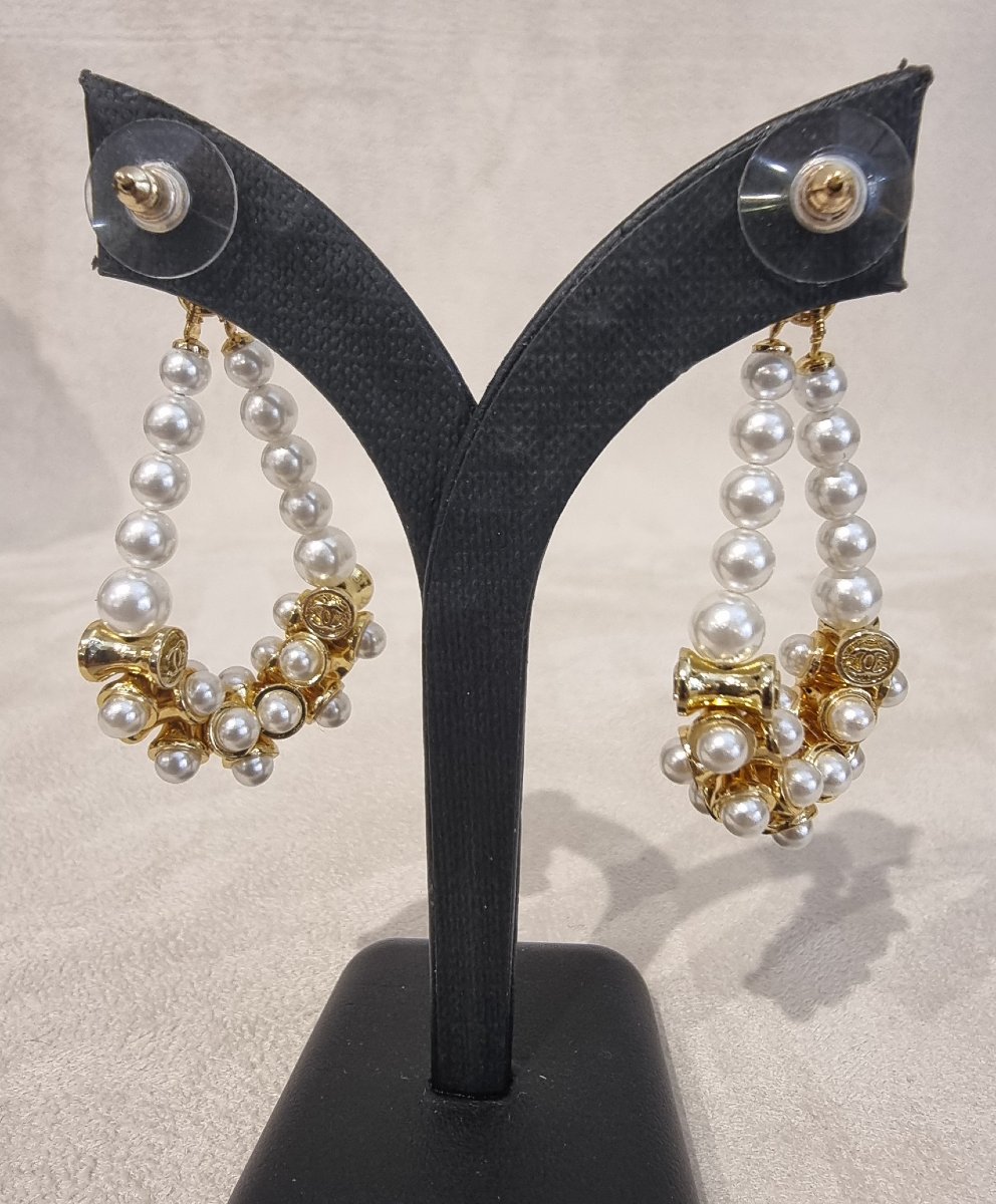 CHANEL Paire de boucles d'oreilles pendants en métal plaqué or et perles de verre nacrées-photo-2