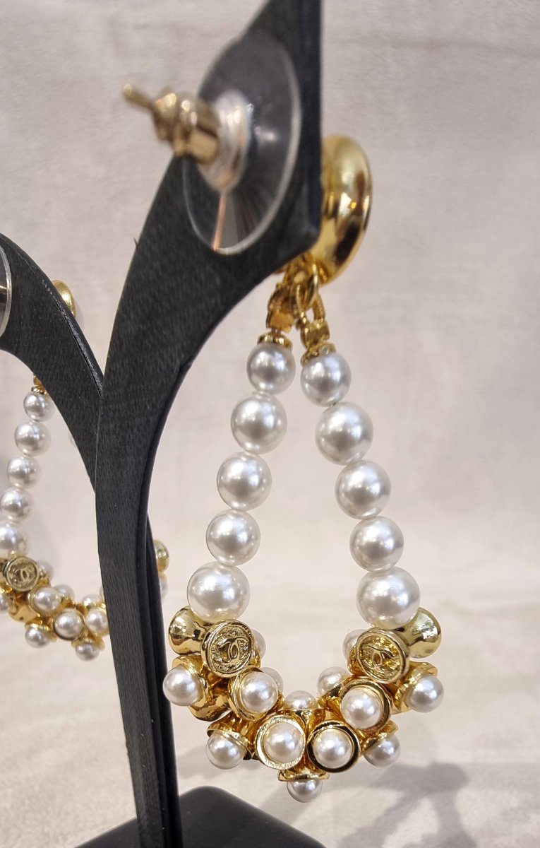 CHANEL Paire de boucles d'oreilles pendants en métal plaqué or et perles de verre nacrées-photo-4