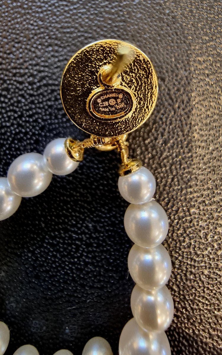 CHANEL Paire de boucles d'oreilles pendants en métal plaqué or et perles de verre nacrées-photo-5