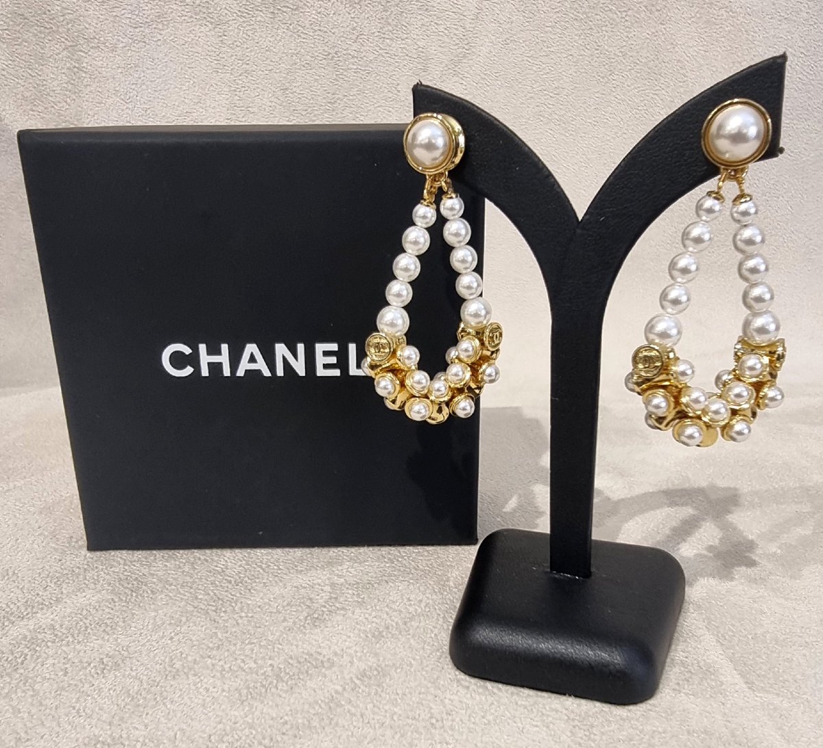 CHANEL Paire de boucles d'oreilles pendants en métal plaqué or et perles de verre nacrées