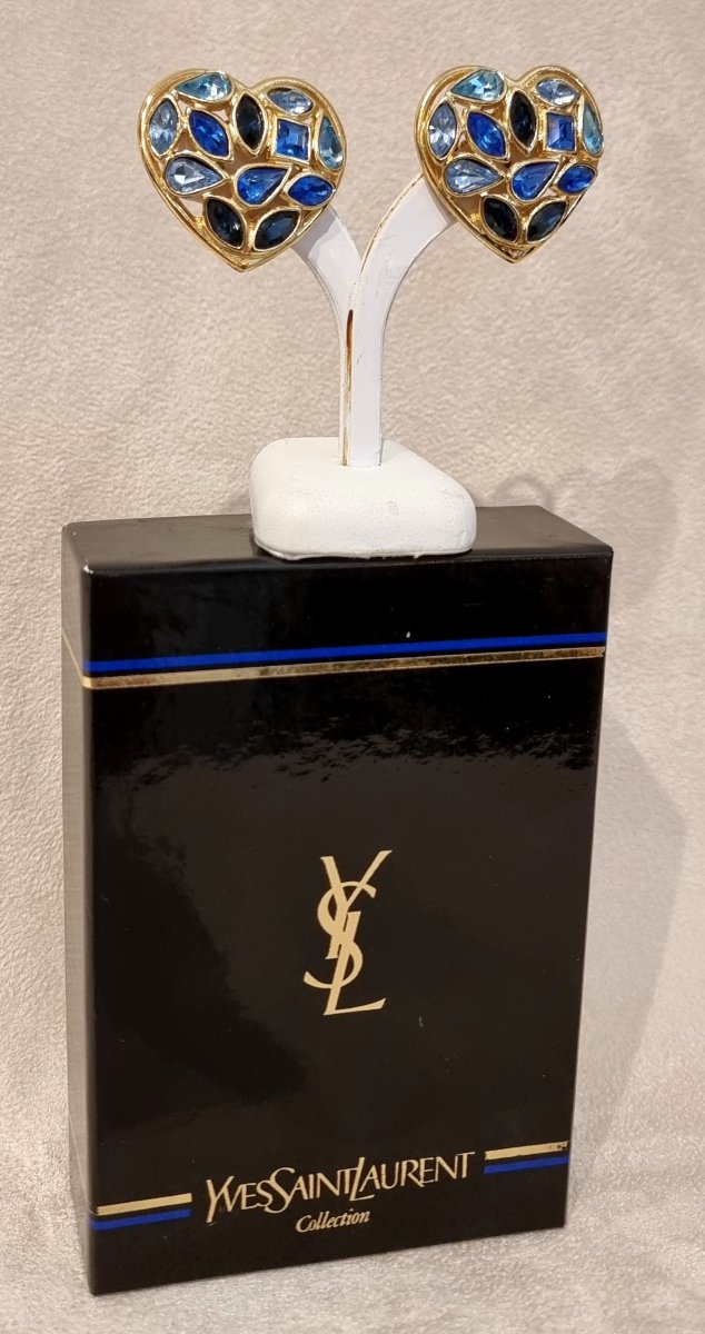 YSL YVES SAINT LAURENT Paire de clips d'oreilles modèle Aphrodite en métal plaqué or et cristal