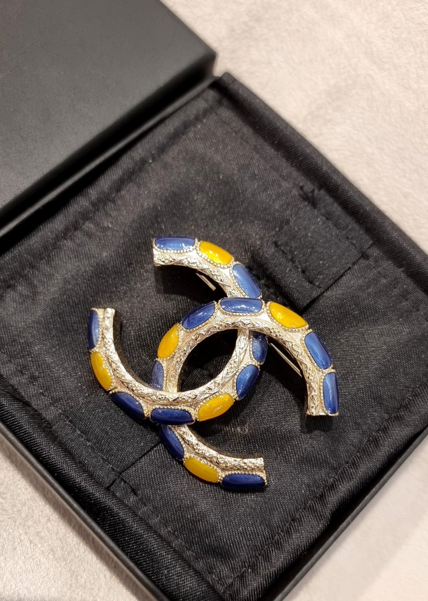 Chanel Double Cc Brooch In Gold-plated Metal And Resin -photo-2