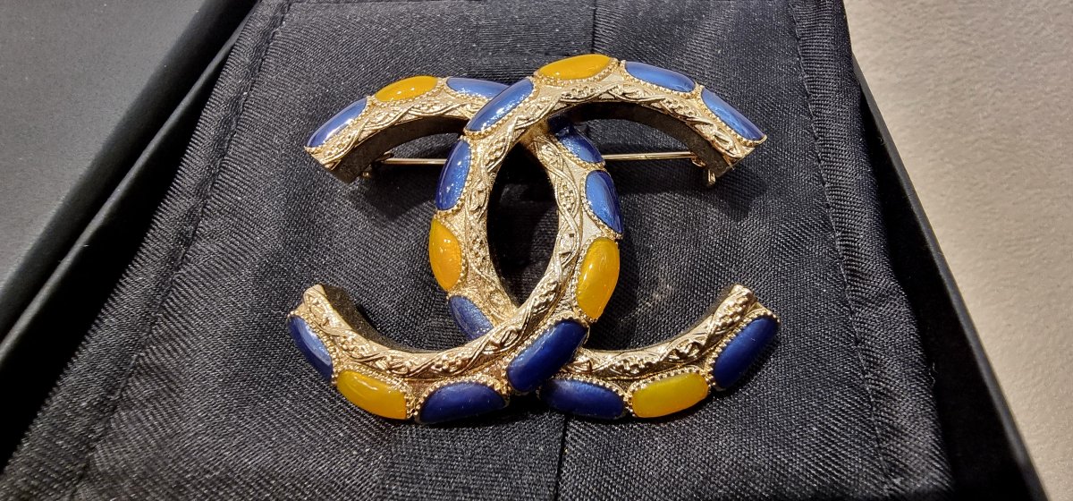 Chanel Double Cc Brooch In Gold-plated Metal And Resin -photo-3