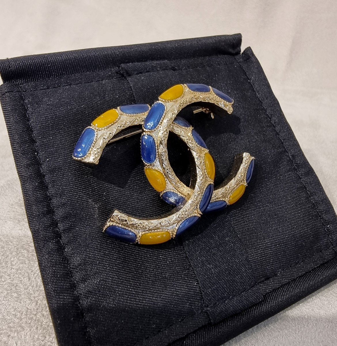 Chanel Double Cc Brooch In Gold-plated Metal And Resin -photo-4
