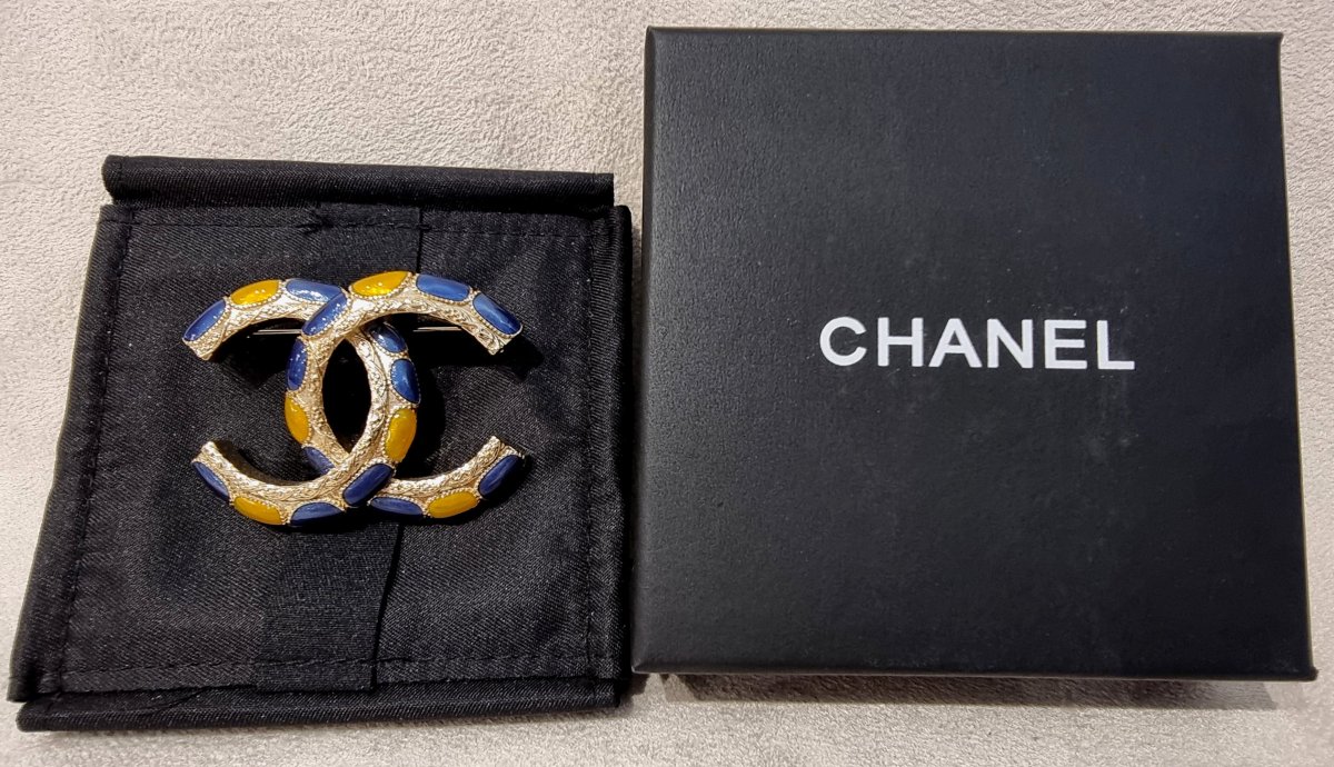 Chanel Double Cc Brooch In Gold-plated Metal And Resin -photo-2