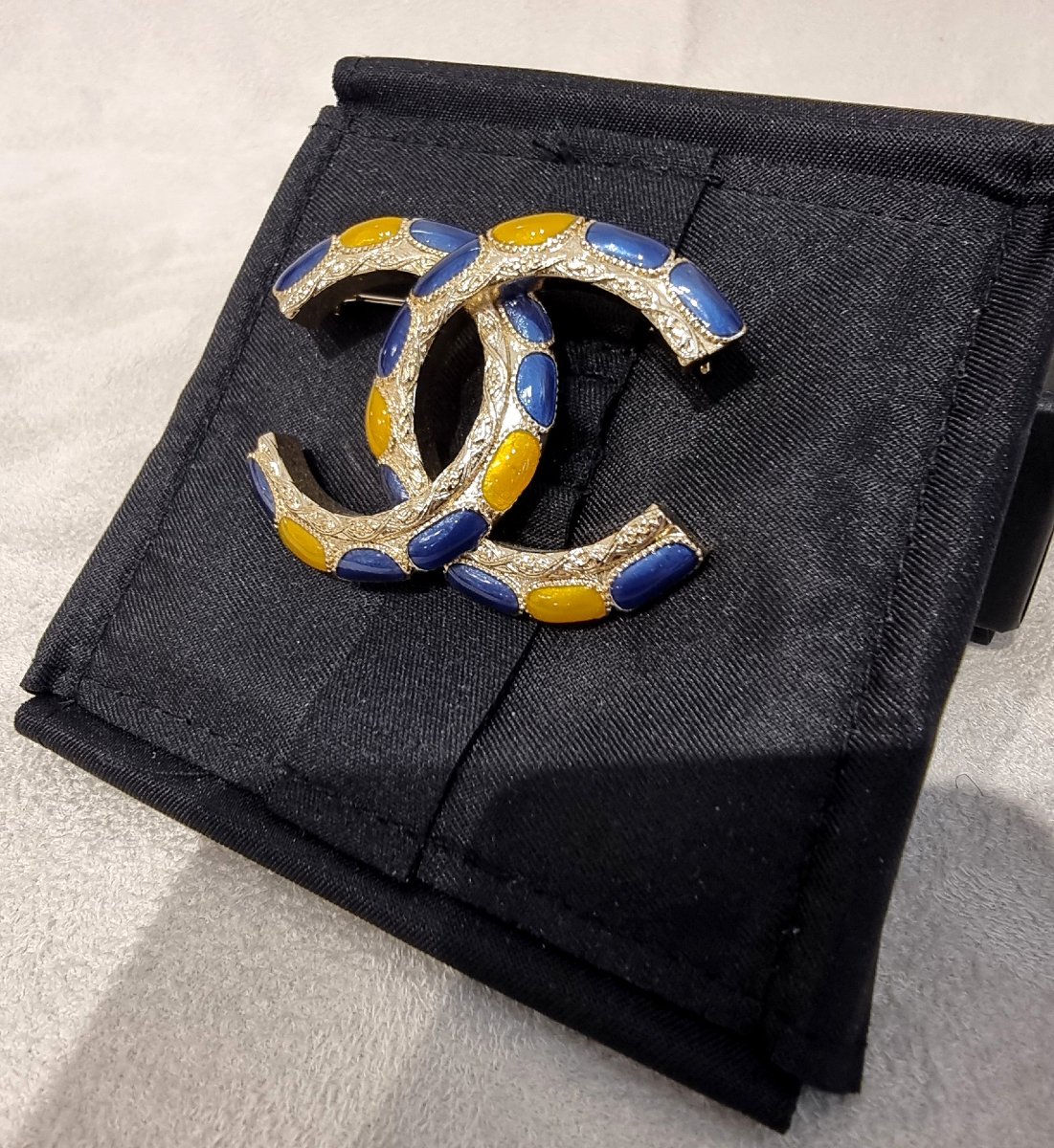 Chanel Double Cc Brooch In Gold-plated Metal And Resin -photo-3