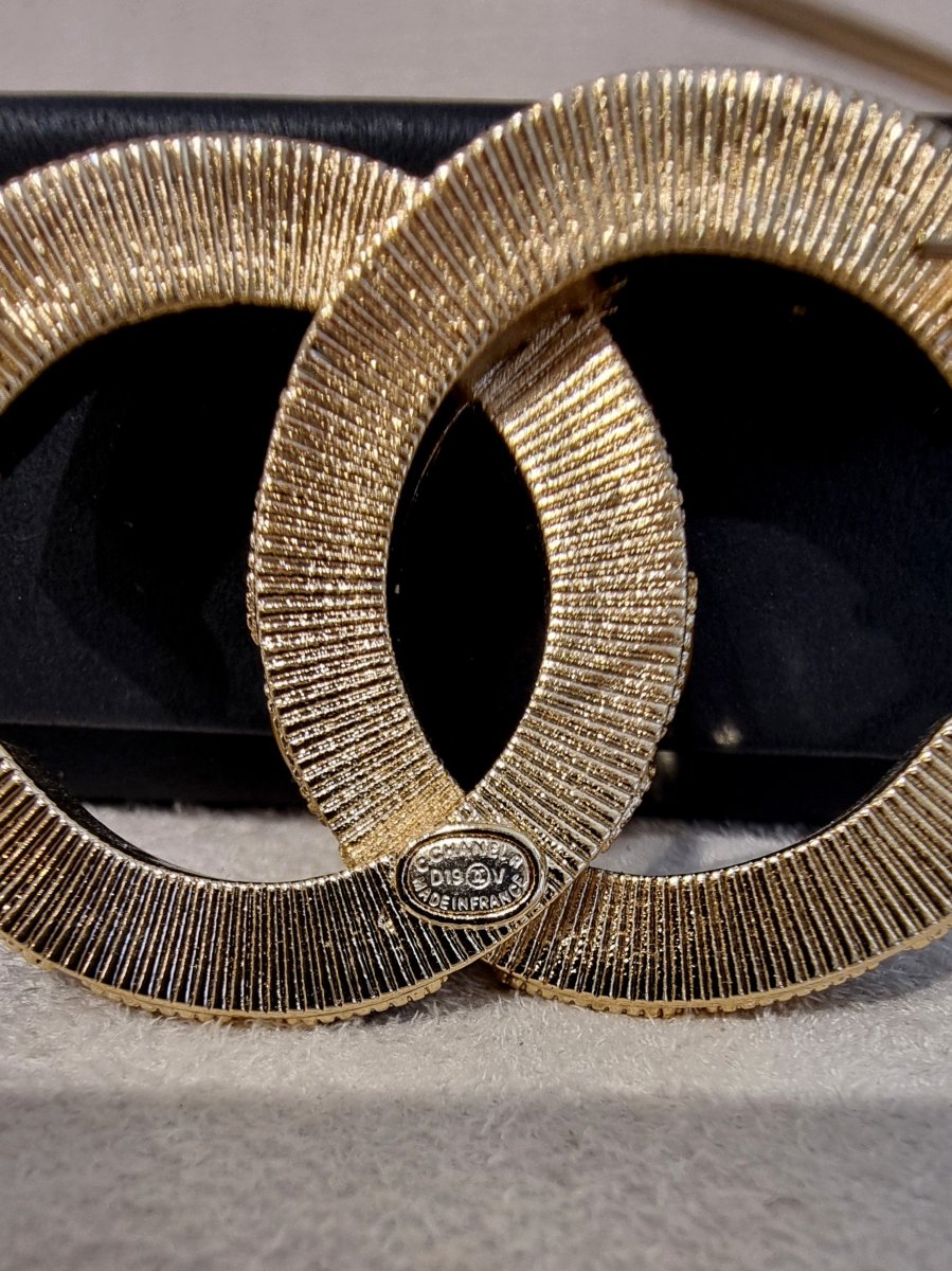 Chanel Double Cc Brooch In Gold-plated Metal And Resin -photo-4