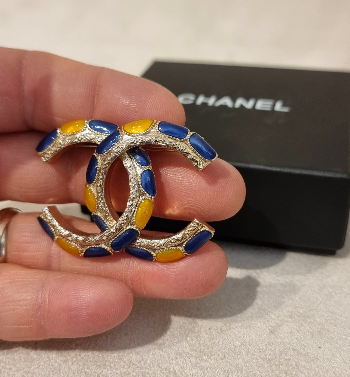 Chanel Double Cc Brooch In Gold-plated Metal And Resin -photo-5