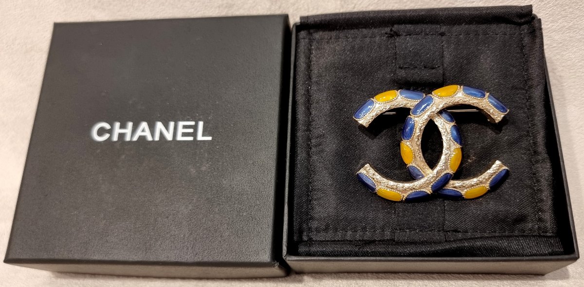 Chanel Double Cc Brooch In Gold-plated Metal And Resin 