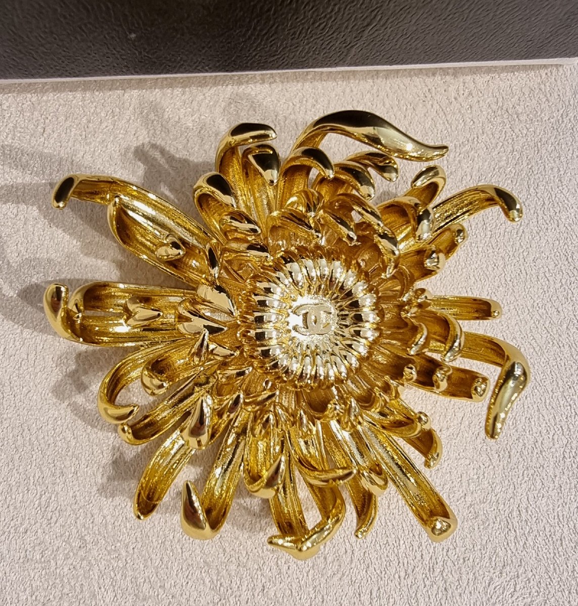 Chanel Gold-plated Metal Brooch -photo-2