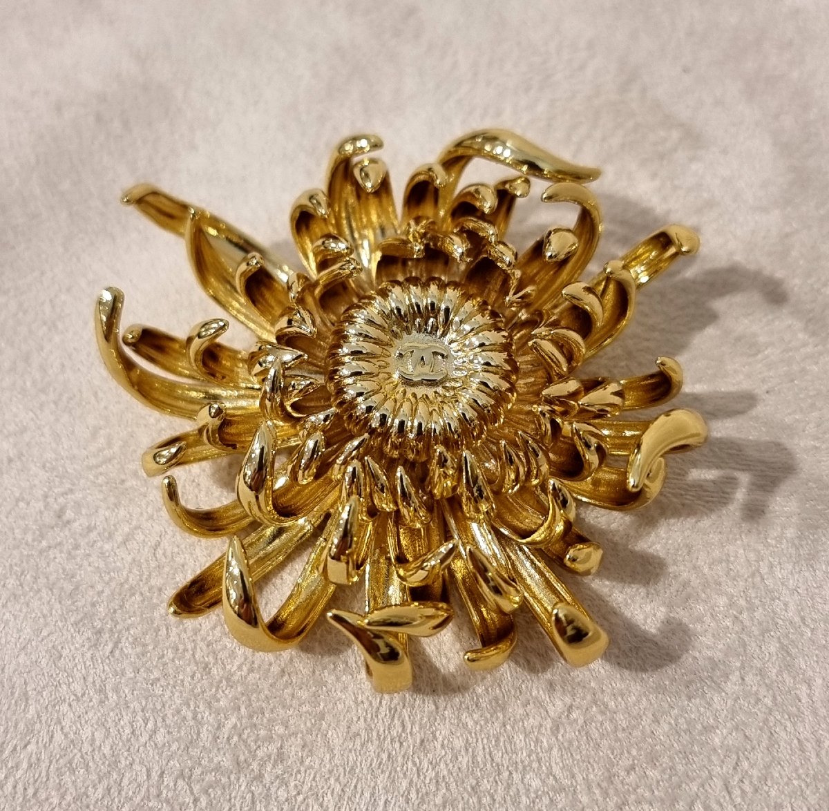 Chanel Gold-plated Metal Brooch -photo-3
