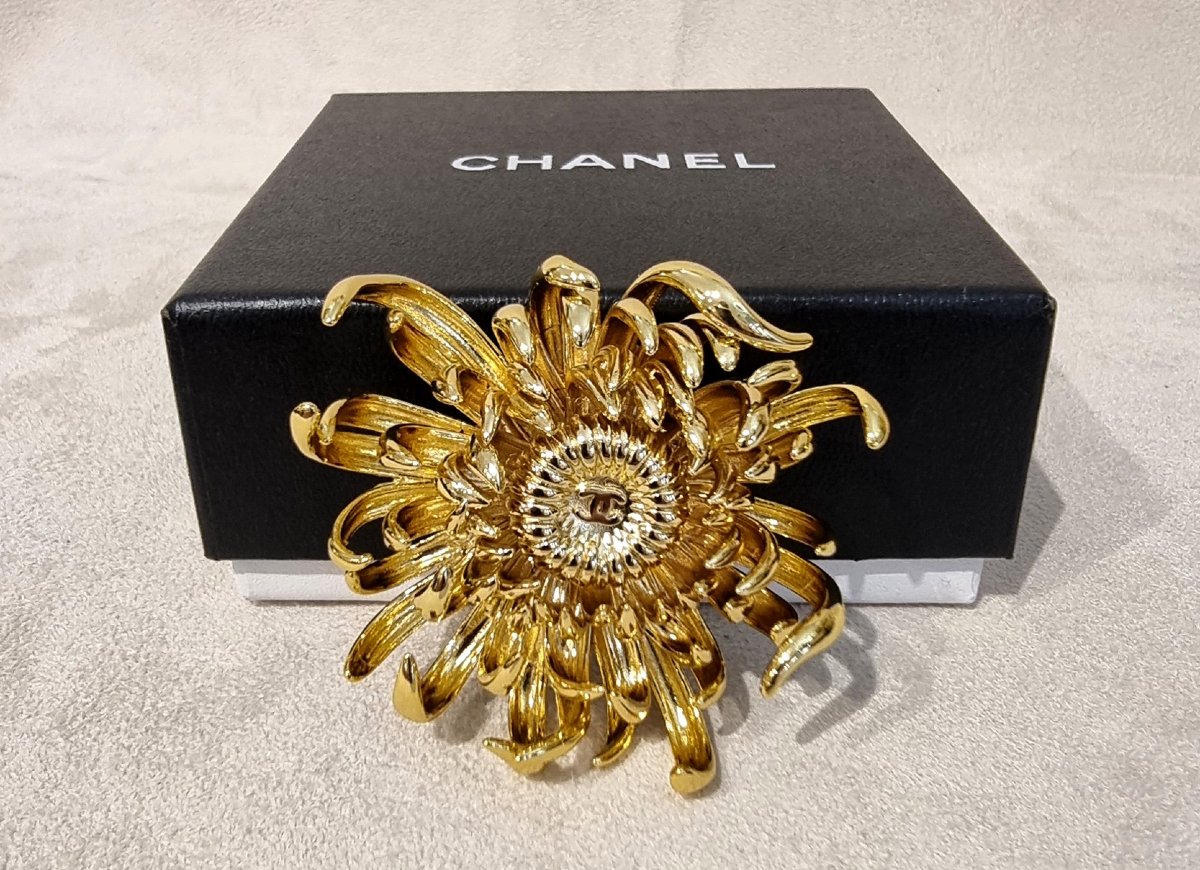 Chanel Gold-plated Metal Brooch -photo-1