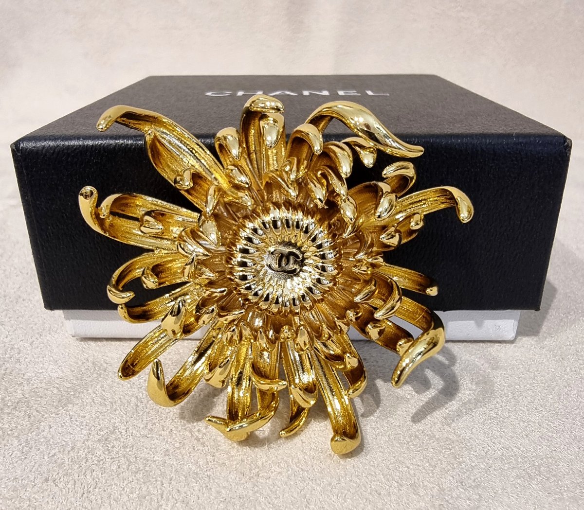Chanel Gold-plated Metal Brooch -photo-3
