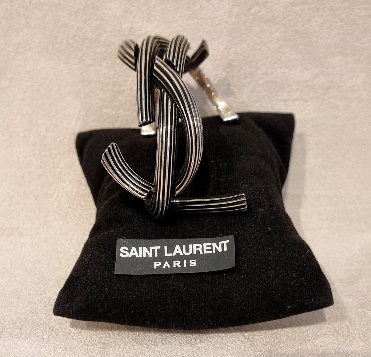YSL YVES SAINT LAURENT Bracelet Manchette Ajouré en métal argenté patiné siglé YSL-photo-2