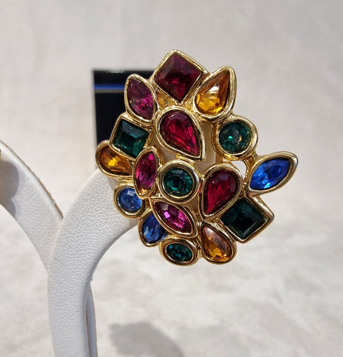 YSL YVES SAINT LAURENT & Robert GOOSENS Paire de clips d'oreilles métal plaqué or et cristal-photo-4