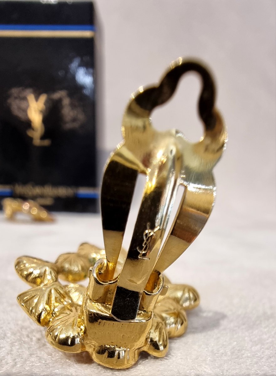 YSL YVES SAINT LAURENT & Robert GOOSENS Paire de clips d'oreilles métal plaqué or et cristal-photo-6