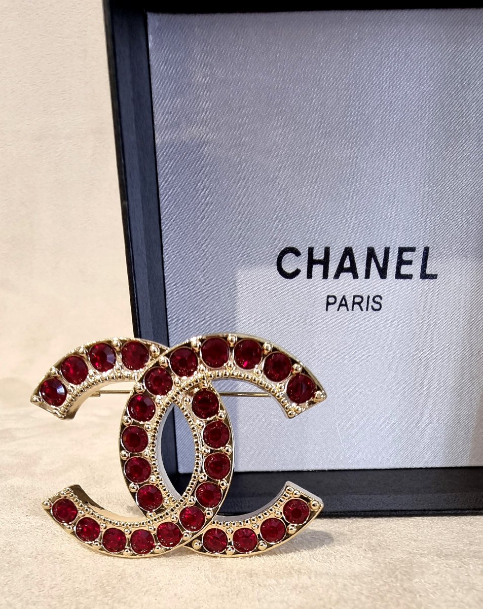 CHANEL BROCHE DOUBLE CC en métal plaqué or et cristal rouge-photo-2