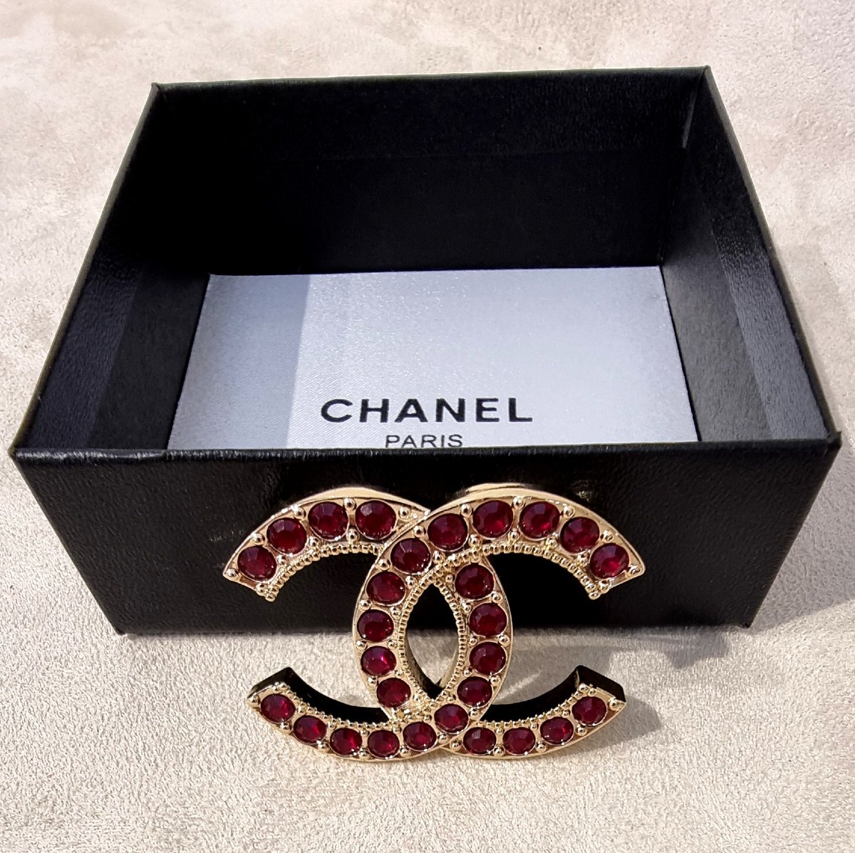 CHANEL BROCHE DOUBLE CC en métal plaqué or et cristal rouge-photo-3