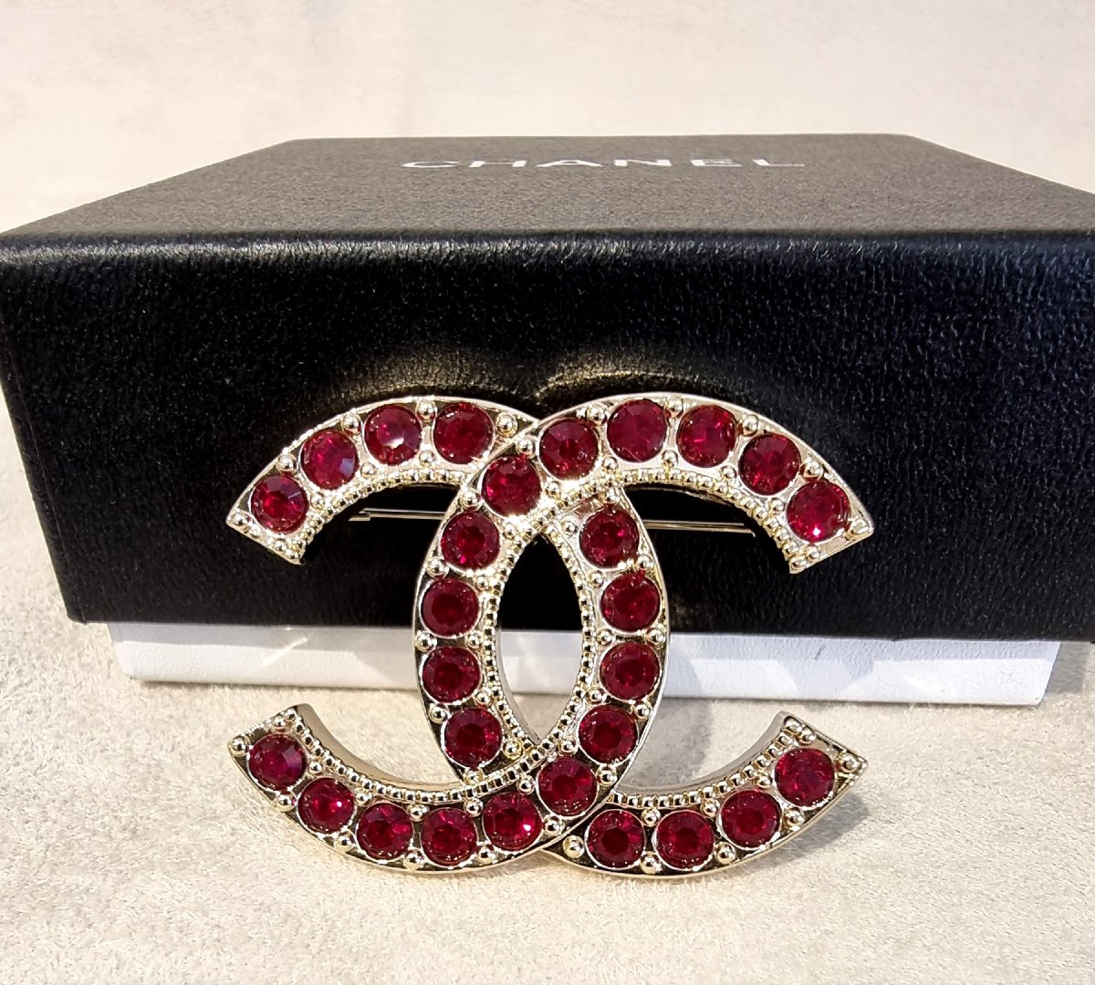 CHANEL BROCHE DOUBLE CC en métal plaqué or et cristal rouge-photo-4