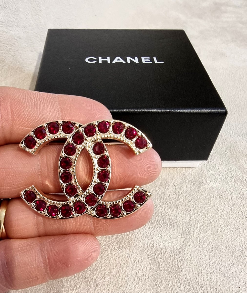 CHANEL BROCHE DOUBLE CC en métal plaqué or et cristal rouge-photo-1