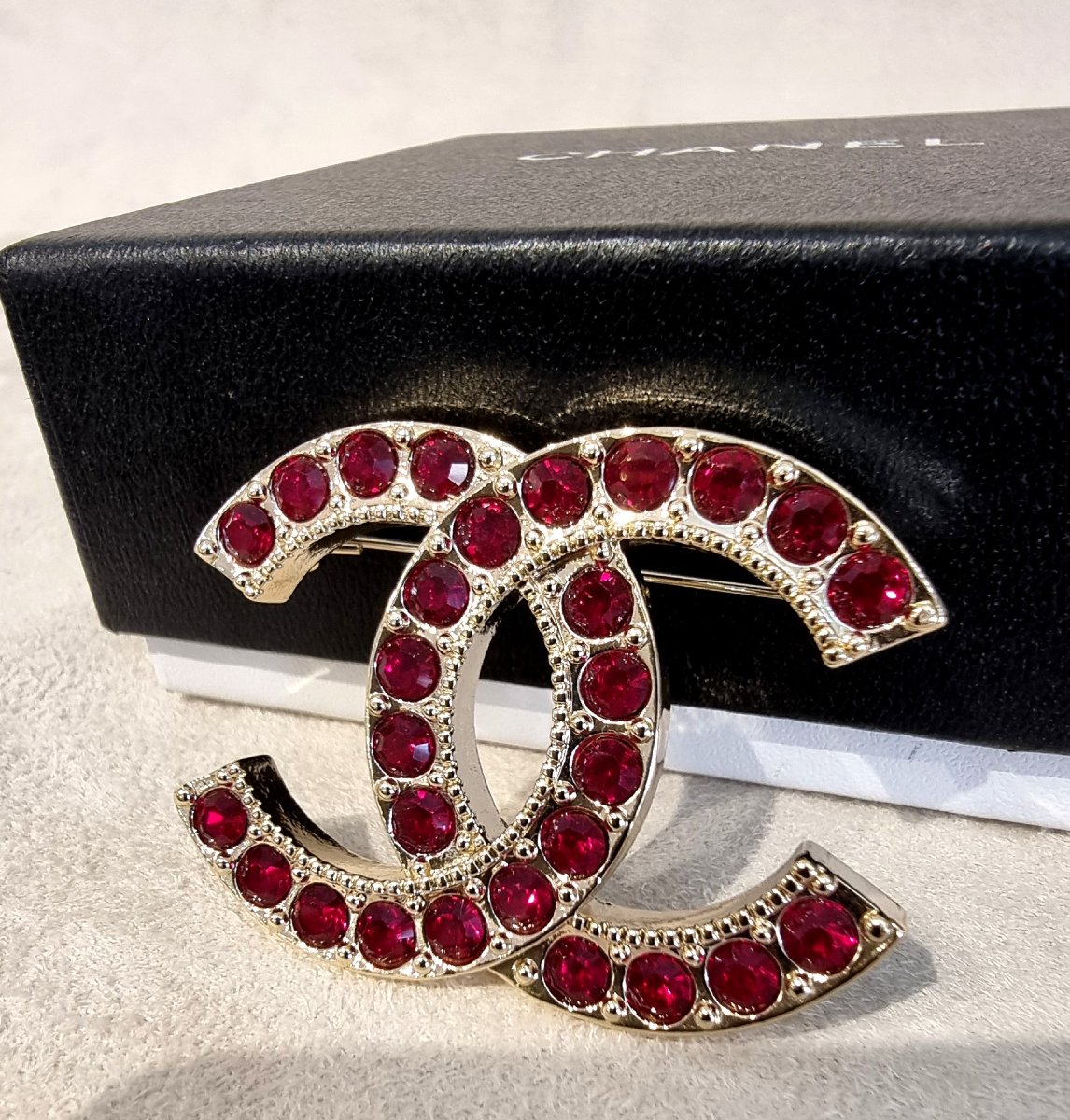 CHANEL BROCHE DOUBLE CC en métal plaqué or et cristal rouge-photo-3